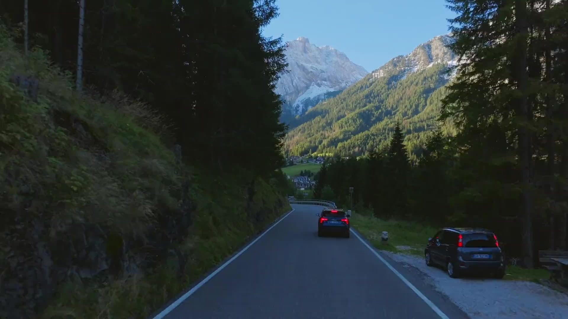 Véhicule sur une route de montagne dans les Alpes